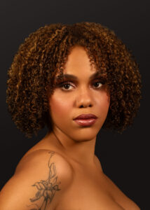 Voluminöser Lockenbob mit definierter Afro-Haarstruktur und warmen braunen Highlights – Hairgott