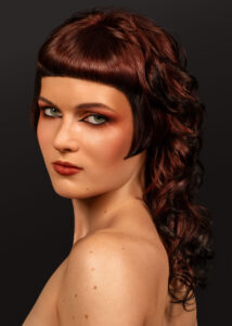 Kreativer dunkelroter Haarschnitt mit kurzem Pony und langen weichen Locken – Hairgott