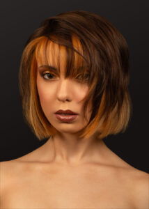 Gestufter brauner Bob mit kupferfarbenen Akzenten und weichem Pony – Hairgott Kollektion