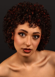 Kurzer Lockenschnitt mit definierten dunklen Locken und roten Akzenten – Hairgott