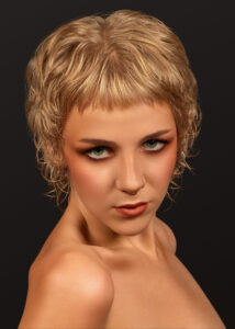 Blonder Kurzhaarschnitt mit weichen Wellen, Textur und kurzem Pony – Hairgott