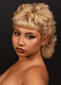 Voluminöser blonder Kurzhaarschnitt mit weichen Stufen und elegantem Retro-Styling – Hairgott